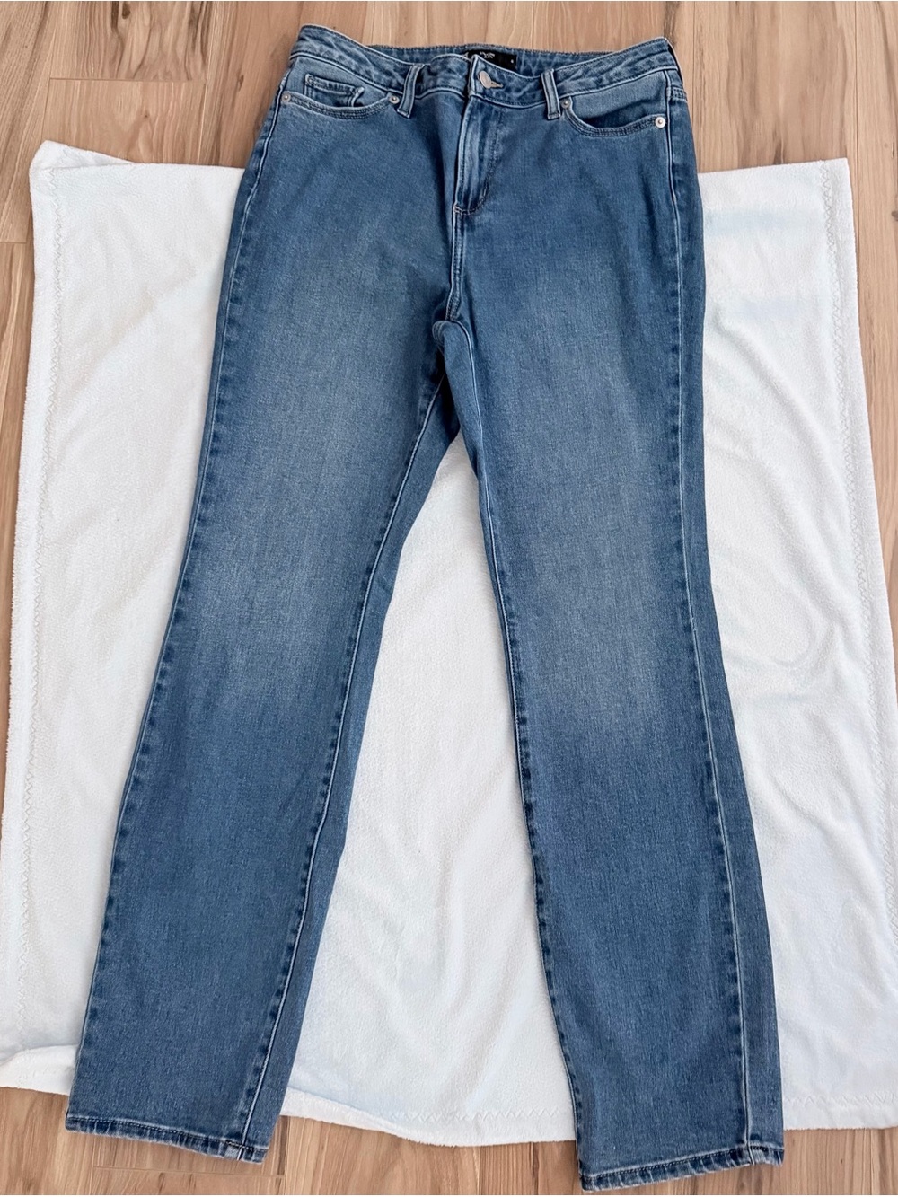 Classic Straight-Leg Women's Jeans in Medium Blue